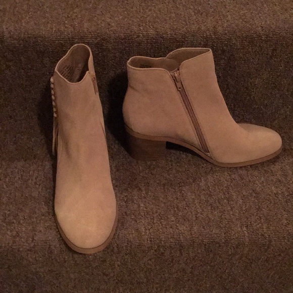 🤠 NWT Reaction Kenneth Cole Genuine Suede Booties - Picture 2 of 8